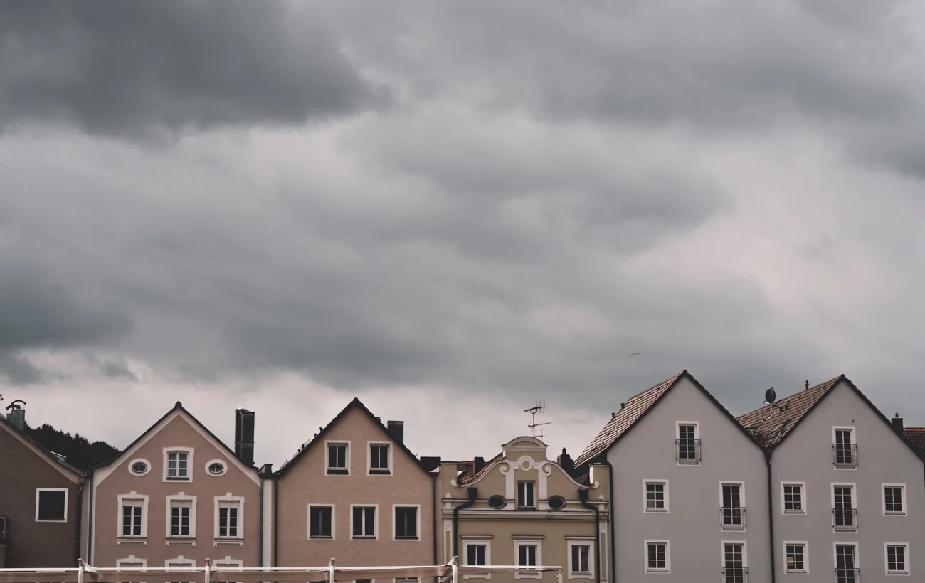 Reihe unterschiedlicher Wohnhäuser unter weitem Himmel